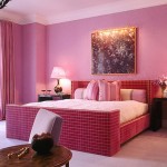 rideaux roses dans la chambre