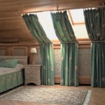 rideaux et couvre-lits de la même couleur