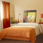 rideaux orange dans la chambre