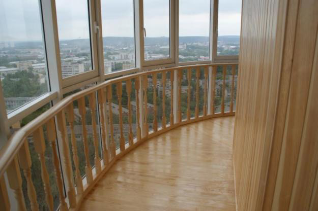 finition du balcon avec revêtement en bois 3