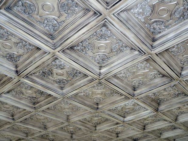 8 conseils pour choisir et coller des carreaux de plafond en polystyrène