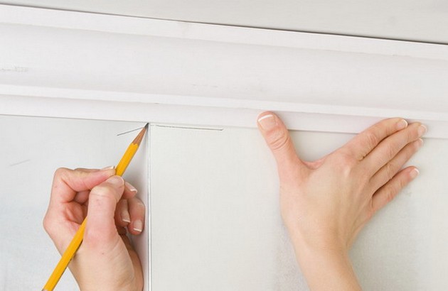 8 conseils pour coller la plinthe de plafond ou le filet