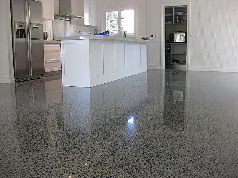 betona grīda virtuvē