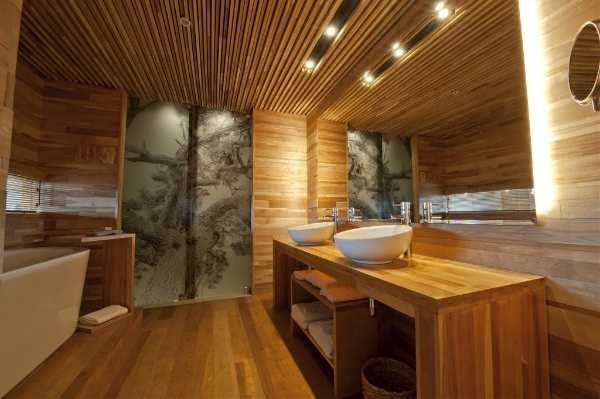 plafond en bois dans la salle de bain