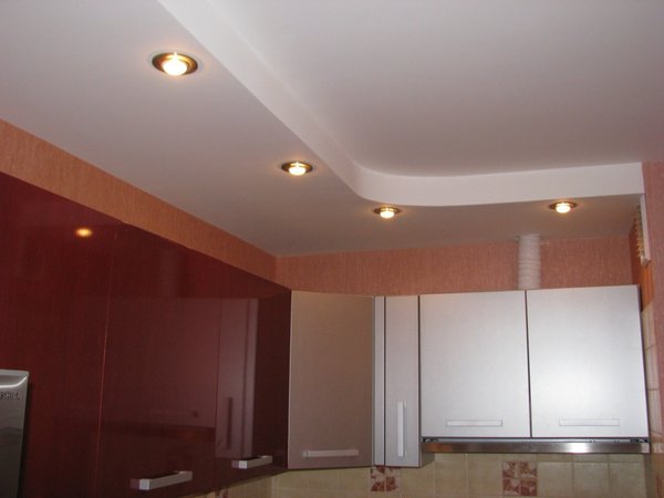 plaque de plâtre pour le plafond dans la cuisine