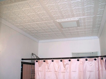 plaques de polystyrène pour le plafond de la salle de bain