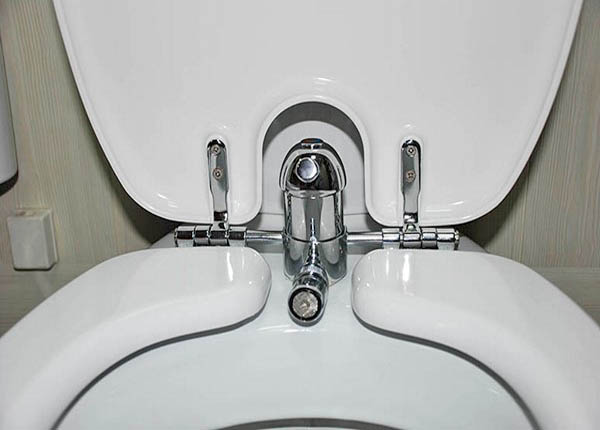 tualete ar bidē funkciju