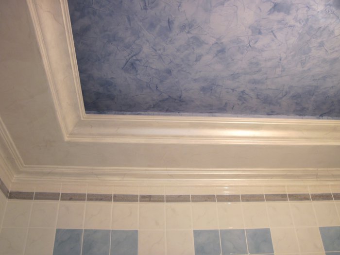 Stuc vénitien dans le plafond de la salle de bain