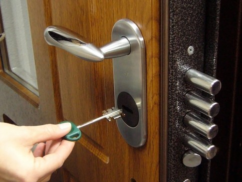 Kā izvēlēties priekšējo durvju slēdzeni: veidi, drošība, ražotāji