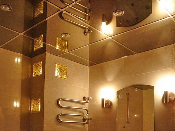 plafond miroir dans la salle de bain